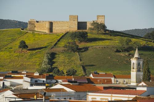 Castillo de El Real de la Jara visto desde el pueblo