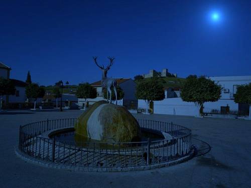 Noche en El Real de la Jara, con el castillo iluminado al fondo