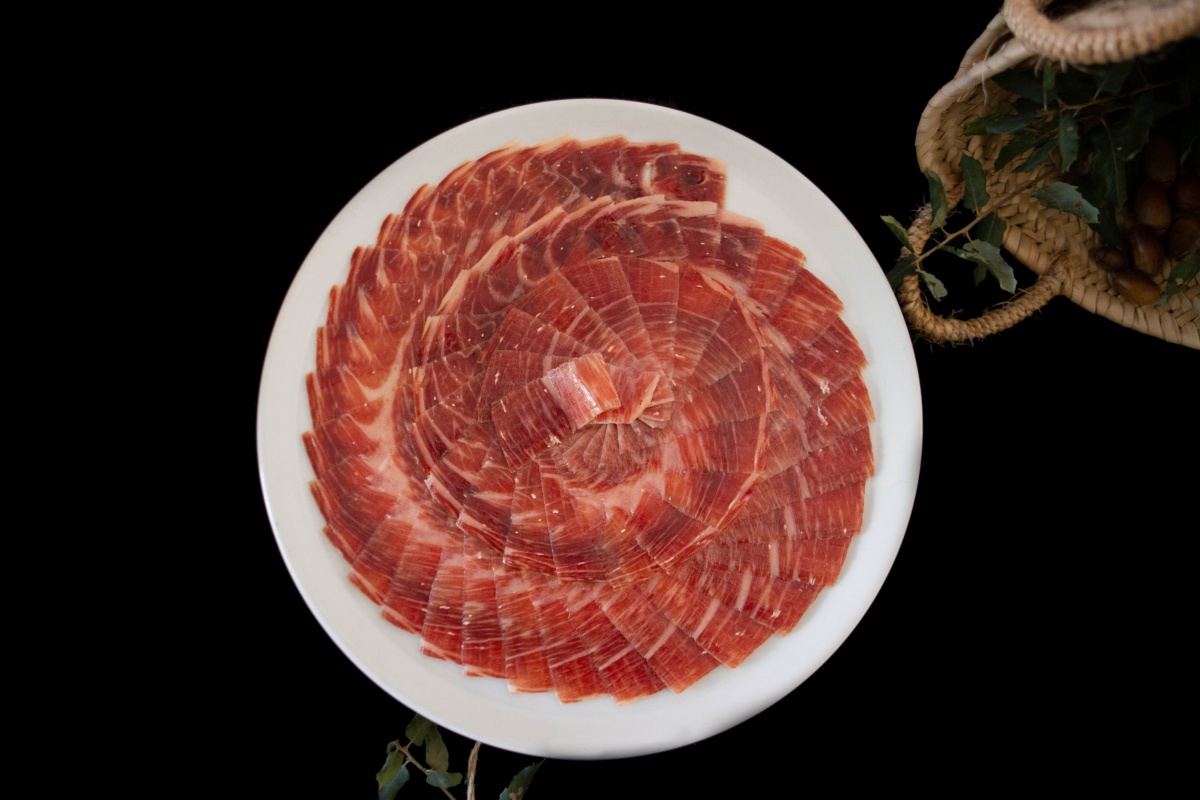 Jamón ibérico de bellota cortado a mano, en lonchas finas
