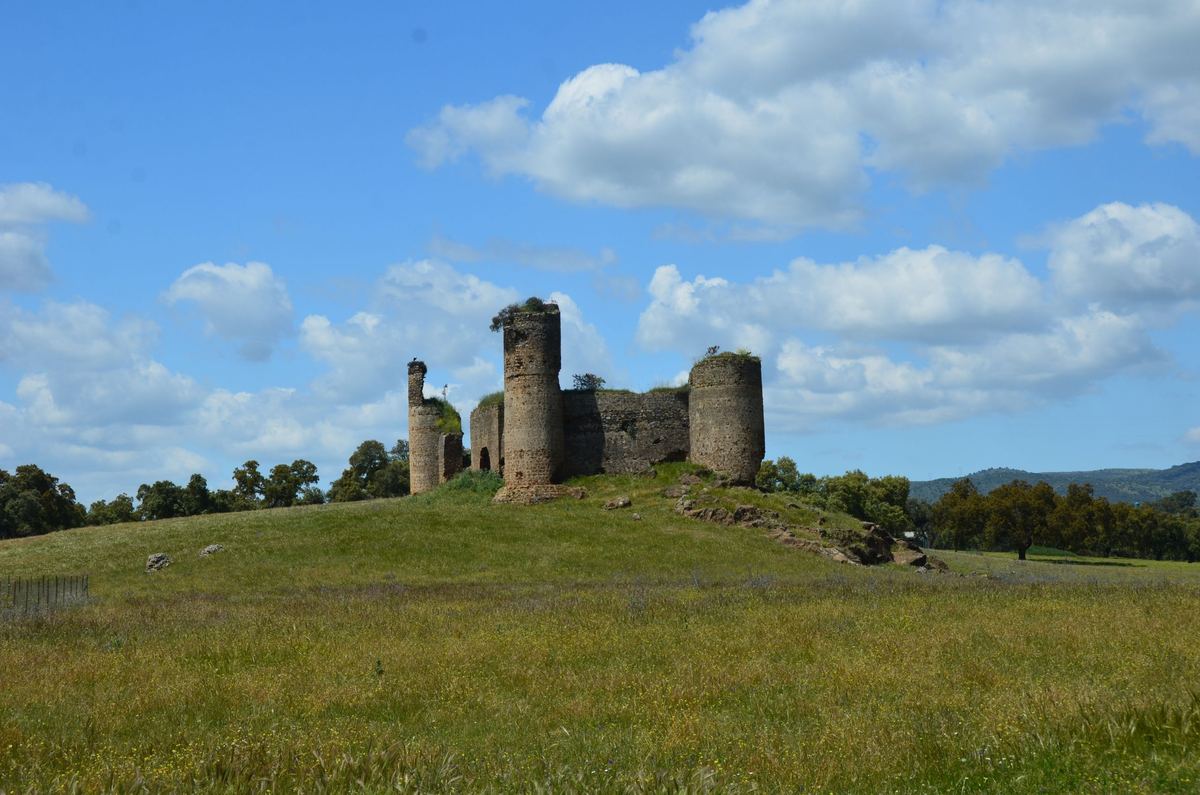 Ruinas del Castillo de Las Torres, con sus torreones circulares en pleno campo cerca de El Real de la Jara